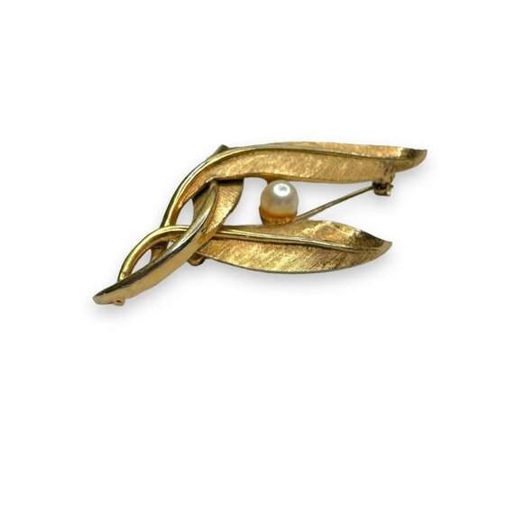 Vintage Signed BOUCHER Brushed Gold Tone & Faux Pearl Overlapping Leaf Brooch - Picture 2 of 11